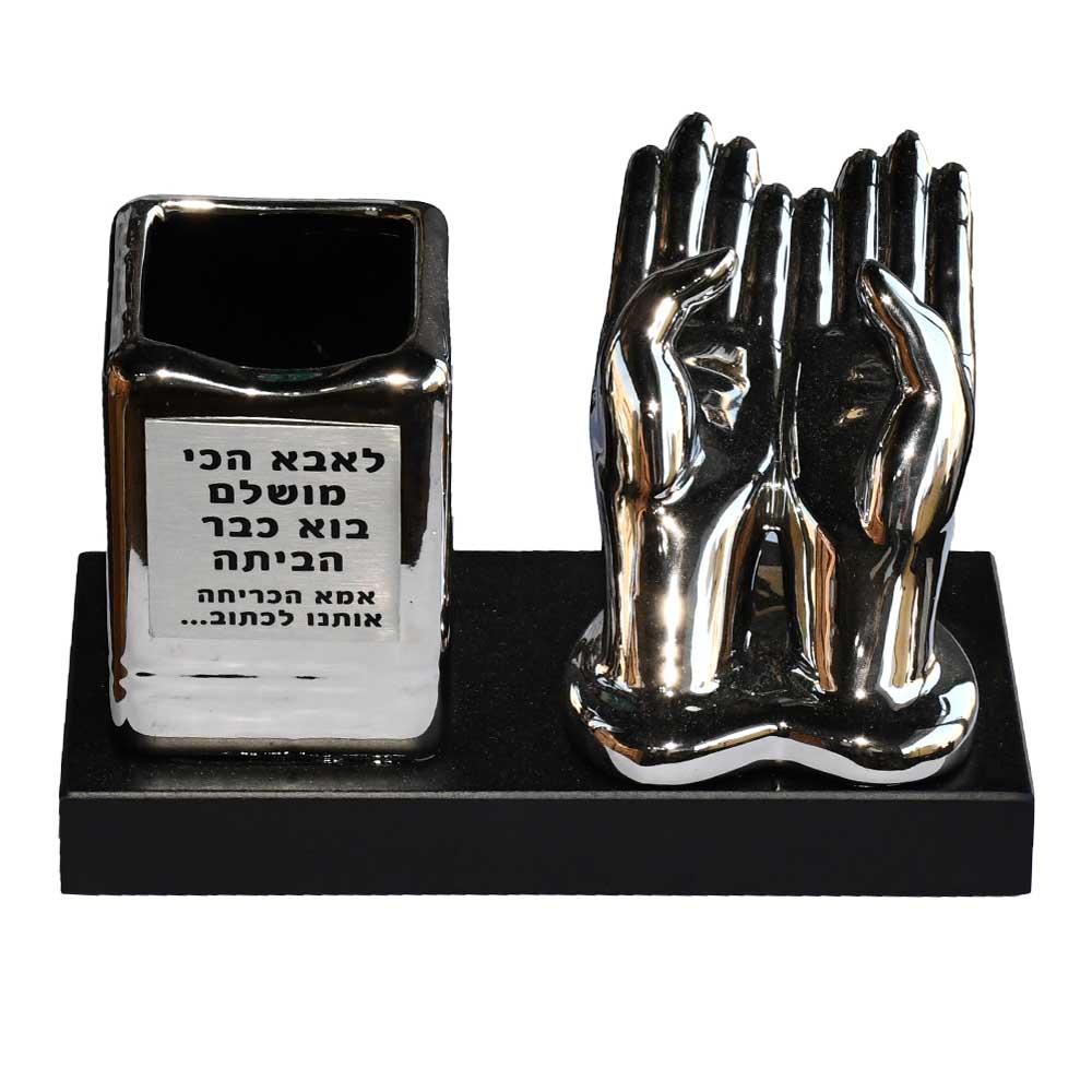 1 ידיים מחזיקים פתקים